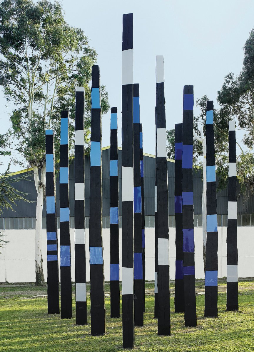 PhilippePastor1's tweet photo. Fortement marqué par les incendies meurtriers ayant ravagés le sud de la France en 2003, Philippe Pastor développe la série de sculptures les « Arbres Brûlés » au travers d’une mise en scène imposante et percutante de troncs d’arbres calcinés... https://t.co/9QPFSxmDhj