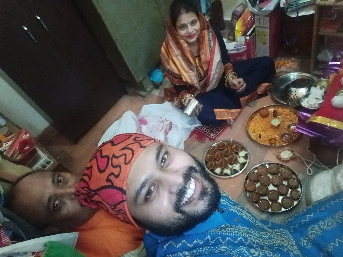 @reusethebag Earthern lamps, lots of light and sweets and that's how our Diwali spanned out to be.
@Rishabhprakash4 @sharmapayal97 @aaravs28 
#deepavaliwiththebag #thebag #deepavali2020 #diwali #ecofriendlycelebration #gogreen