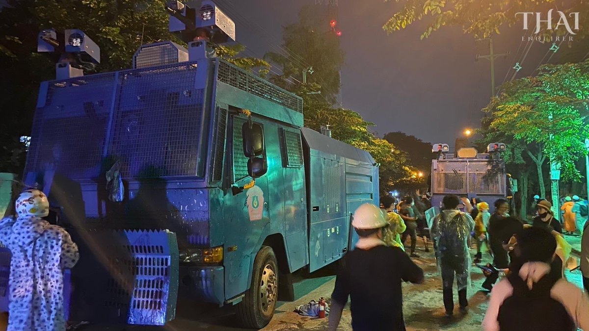 With the news that the protestors have breached the barriers towards the Parliament, I rushed back to joined them.  #ม็อบ17พฤศจิกา