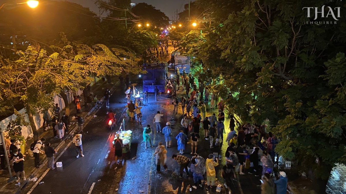 With the news that the protestors have breached the barriers towards the Parliament, I rushed back to joined them.  #ม็อบ17พฤศจิกา