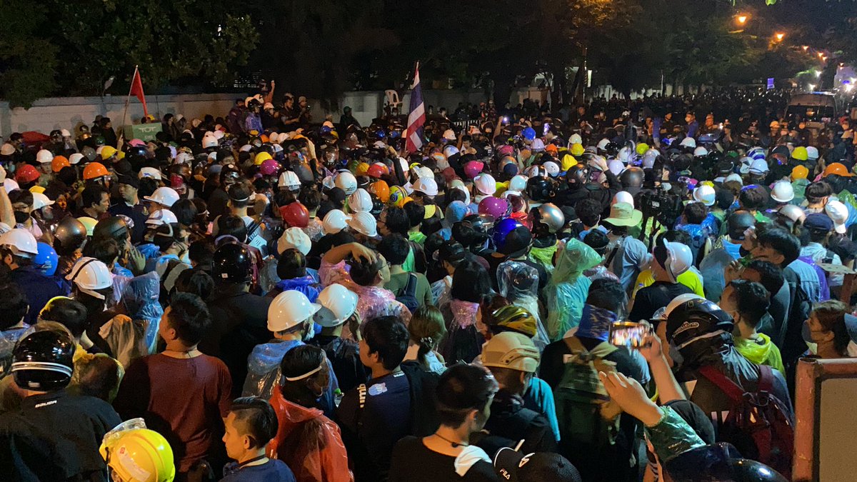 With the news that the protestors have breached the barriers towards the Parliament, I rushed back to joined them.  #ม็อบ17พฤศจิกา