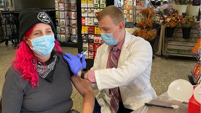 Come into Bridge Street Market today from 2-8 pm and get your "no charge to you" Flu Vaccine from our Meijer Pharmacist, Travis. He recommends getting the flu shot to help protect you, your family, and friends from the flu.
💉 #BridgeStreetMarket #WeAreMeijer #TogetherWeProtect
