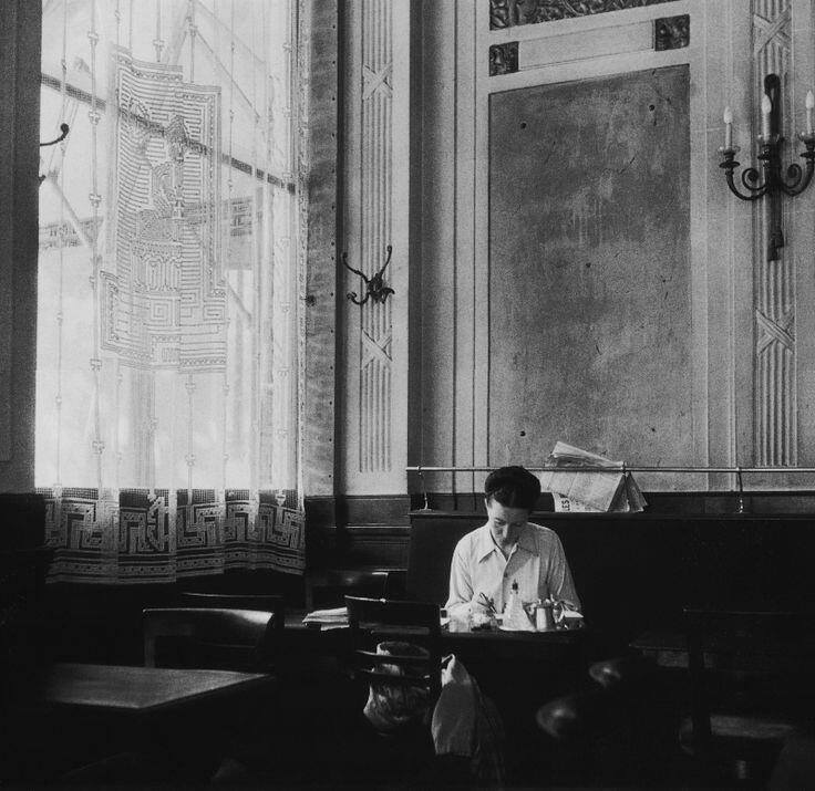 literlandweb1's tweet photo. "Los recuerdos más lejanos parecen siempre los más hermosos."
"La mujer rota", Simone de Beauvoir
📷Robert Doisneau: Simone de Beauvoir en Deux magots (1944) https://t.co/NQYwdzKQsP