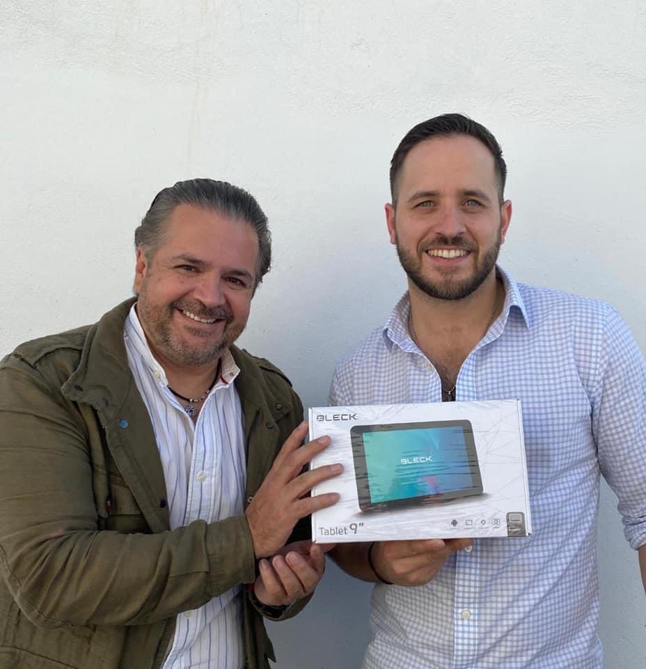 leninperezr's tweet photo. Mi amigo @CJacoboRdz y un servidor, vamos a lanzar un programa para donar tablets a estudiantes al mismo tiempo que ayudamos a niños y niñas con cáncer. (1/3) https://t.co/guRLKMu5ry
