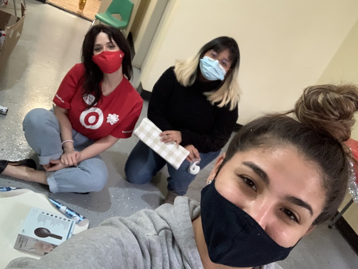 JenniferATGT's tweet photo. Nothing like a Tuesday morning before work ☀️ volunteering with my team #2451🤩 #giftwrappros #worksomewhereyoulove https://t.co/TE4U7NelOU