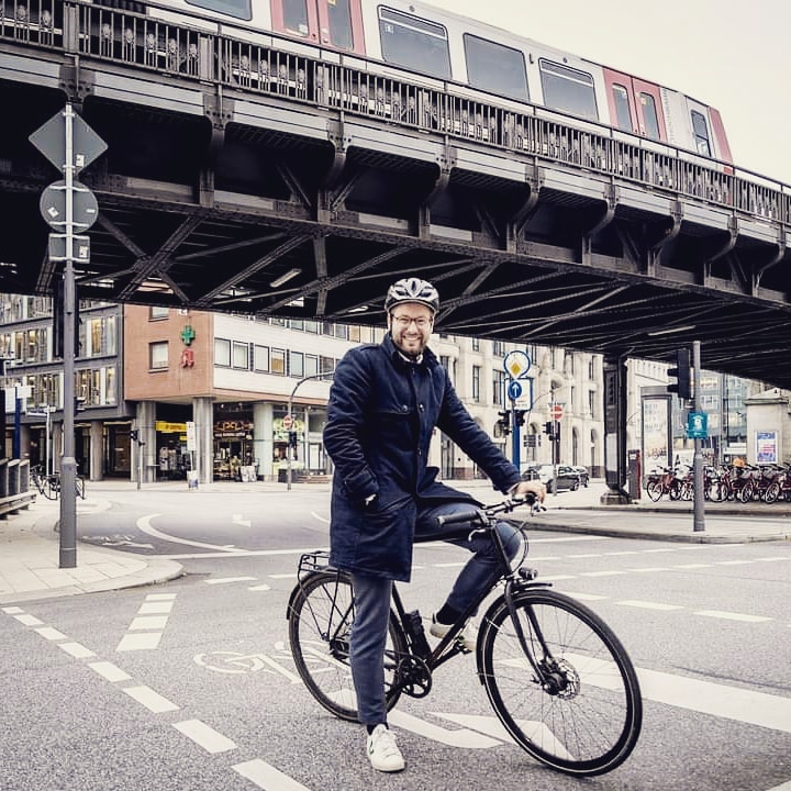 anjes_tjarks's tweet photo. Das #Fahrrad boomt: 33% mehr #Radverkehr haben die Pegelmessungen 2020 ergeben. Um zukünftig noch bessere Radverkehrsdaten zu bekommen, haben wir zudem das Hamburger Radverkehrsnetz gestartet. Das zählt dauerhaft Radfahrende an ~100 Stellen in #Hamburg. #Mobilitätswende https://t.co/pbl3eUEh3J