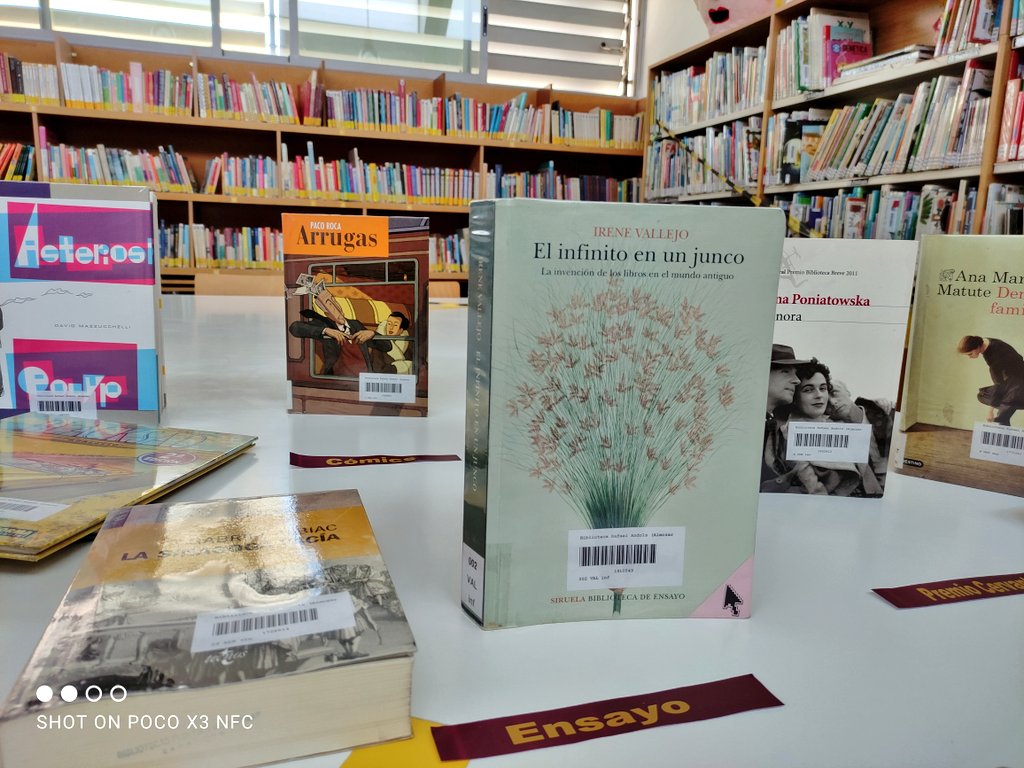 BIB_Cubit's tweet photo. Hoy #ElInfinitoenunJunco de @irenevalmore salía de su #cuarentena y, entre #lectorylector , de paso por la #BibliotecaRafaelAndolz le hemos hecho un #robadoposado junto a otros #premiados  ¡Grande! 🙌 https://t.co/rA0xpD4w1S
