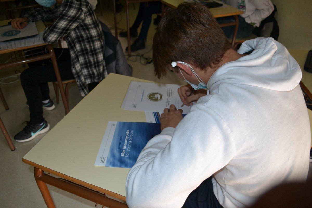 BlueGeneration_'s tweet photo. Yesterday we were at Es Liceu, explaining the students, the possibilities the Blue Economy has to offer. We told them about the career paths and training they can follow to work in different blue sectors!
#EEAandNorwayGrants
#FundforYouthEmployment
#BlueGenerationProject https://t.co/gRD23BAB4m
