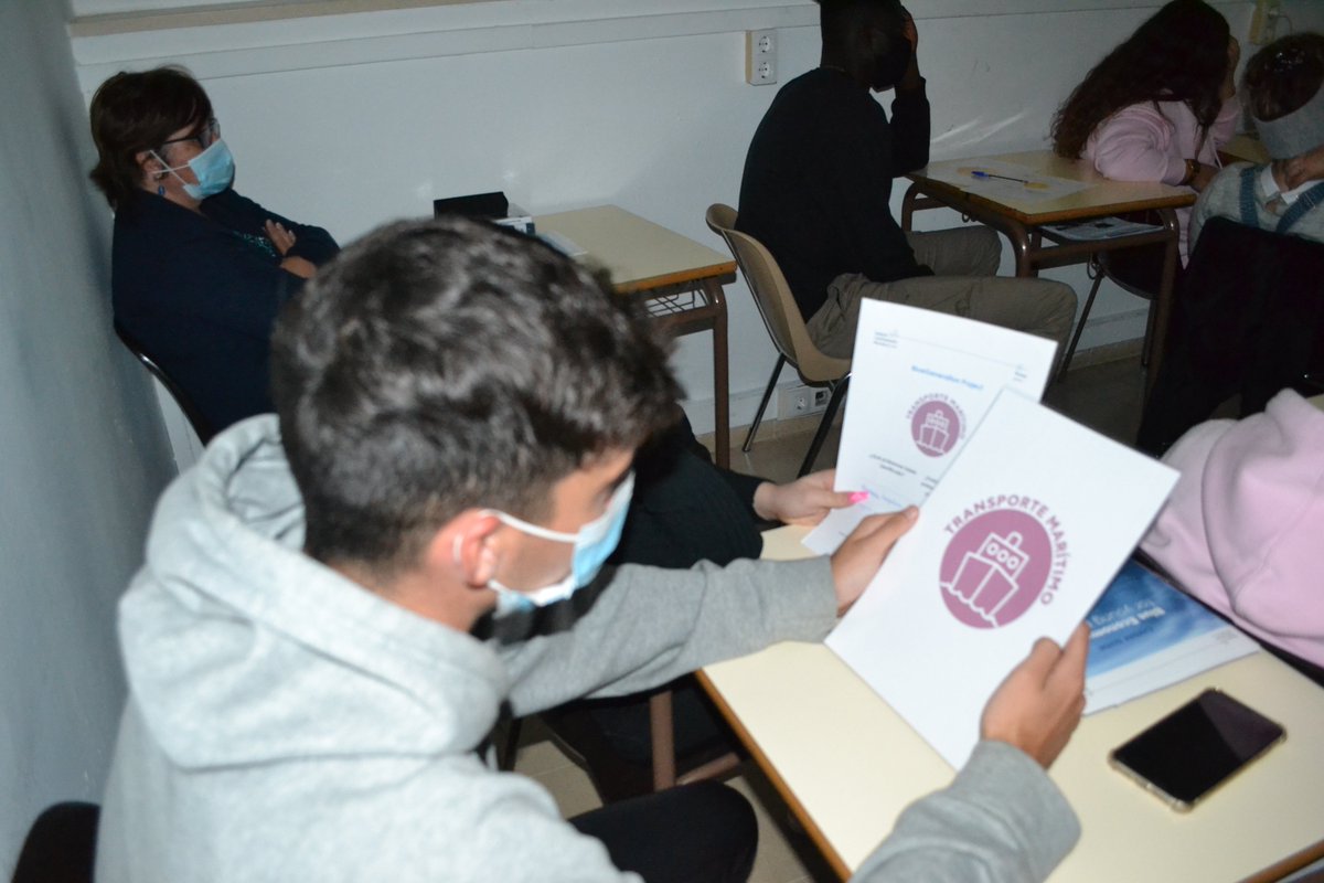 BlueGeneration_'s tweet photo. Yesterday we were at Es Liceu, explaining the students, the possibilities the Blue Economy has to offer. We told them about the career paths and training they can follow to work in different blue sectors!
#EEAandNorwayGrants
#FundforYouthEmployment
#BlueGenerationProject https://t.co/gRD23BAB4m