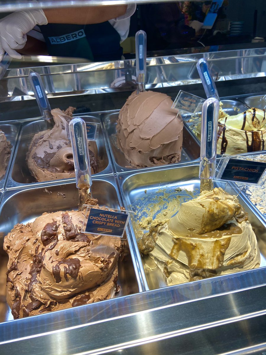 sharewithme18's tweet photo. Albero ร้านไอติมน้องใหม่ อร่อยมาก!! เนื้อแน่น รสชาติเข้มข้น ส่วนตัวนี่ชอบ nutella choc with crispy bread มีความกรุ้บๆ กินคู่กับ vanilla ก็คือดี มีหลายรสไห้เลือกเลย อีกหนึ่งรส signature ของเค้าที่ต้องลองก็คือ pistachios 💛💛 #อร่อยบอกต่อ 

📍 Central Embassy ชั้น 6 https://t.co/eL8mVjaHHR