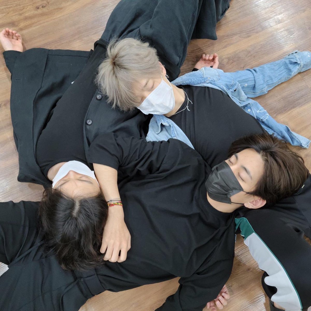 TETEPETlT's tweet photo. hey besties a reminder i moved to @taekkyul 🥰 https://t.co/D5n2ZSu8aY