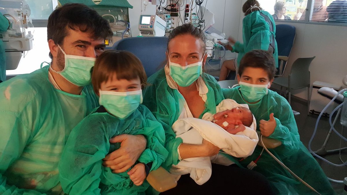 VictoriaMiquel's tweet photo. Avui també és un dia per posar en valor la #sanitatpública, sobretot, Ginecologia i Pediatria. Un record molt especial per l'equip d'infermeria de #UCINSantPau, grans professionals, grans persones. Ciència, il·lusió, valentia, tendresa #DiaMundialdelaPrematuridad #Neonatologia https://t.co/R0udambirf