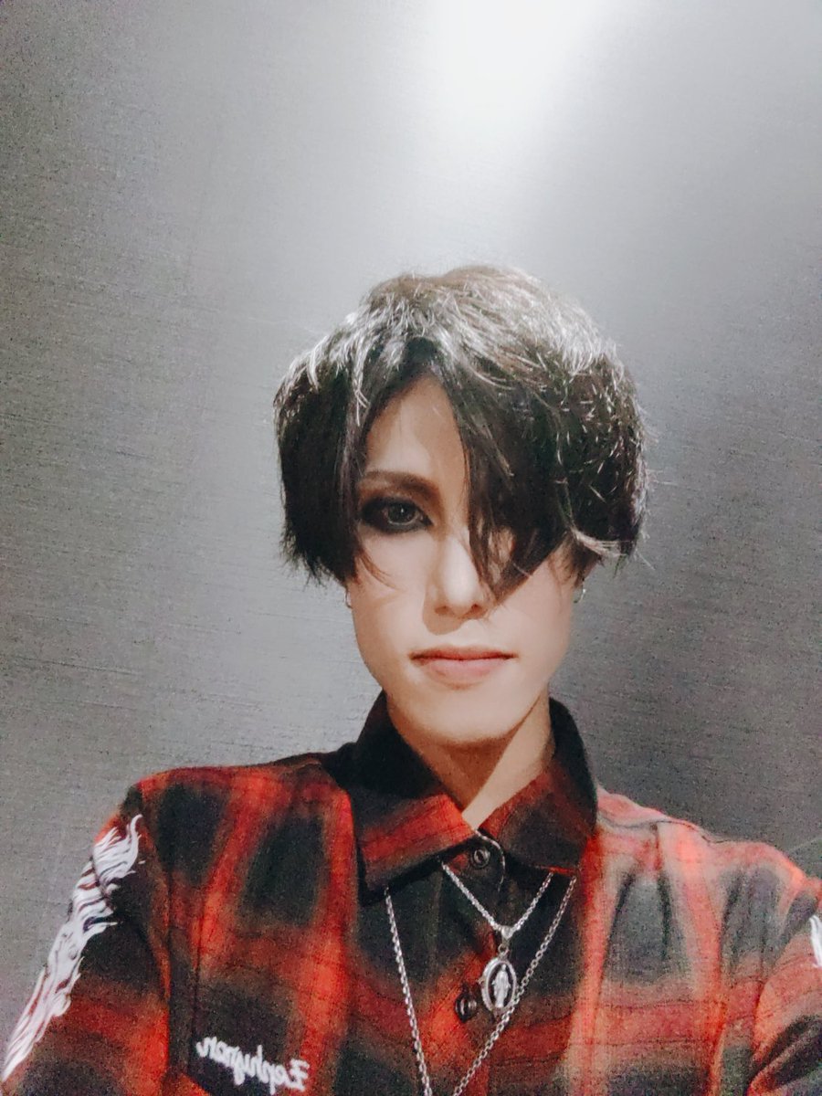 nobu_nova's tweet photo. 11/15 #NAROsFesTIVAL
ヴィジュアル系に憧れ続けて来たギタリストなのでヘアメイクして頂き、ステージに立てた喜びで胸がいっぱいです
lynch.葉月さん風にしてもらいました。 https://t.co/PaGOw0SHbe