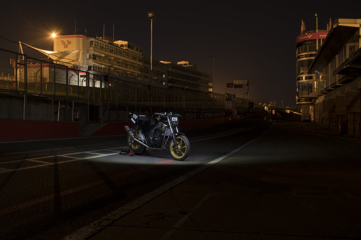 bunglebear2904's tweet photo. Come on 2021! Want to get the mighty CB500 back on track! #cb500 #cb500racebike #brandshatch https://t.co/wJKlExpZZe