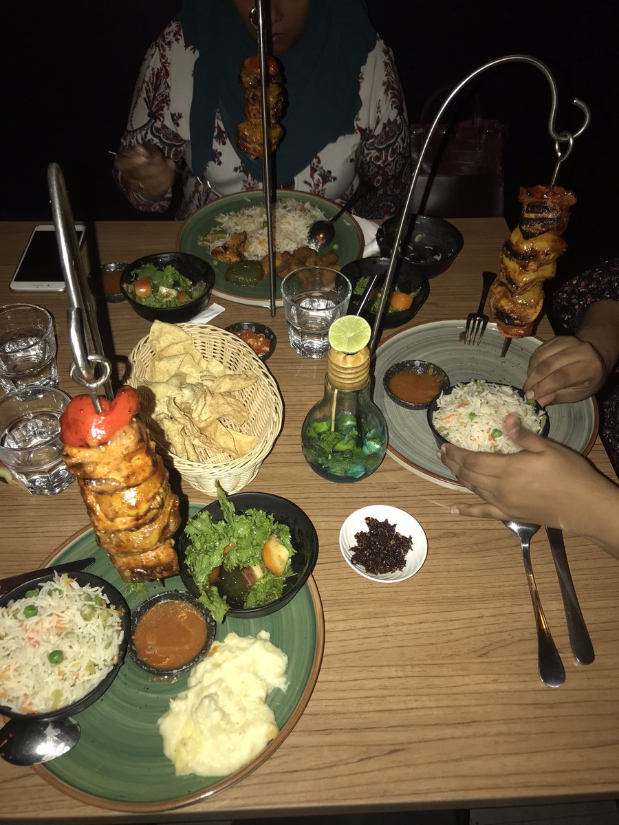 Thamleeka's tweet photo. Dinner date with @a_shaffu @Niuma70394716  ♥️  @OxygenCafe  ♥️ https://t.co/uLlOgZXKcU