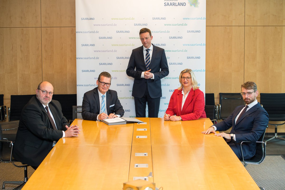 SVOLT_Europe's tweet photo. The decision for our European factory has been made and we are excited about it! We'll build the factory in #Saarland, Germany!

This was announced today in the presence of @tobiashans @AnkeRehlinger @peteraltmaier and SHS Strukturholding Saar. 

Details: https://t.co/AM3lUhvWR6 https://t.co/AXagQzxopE