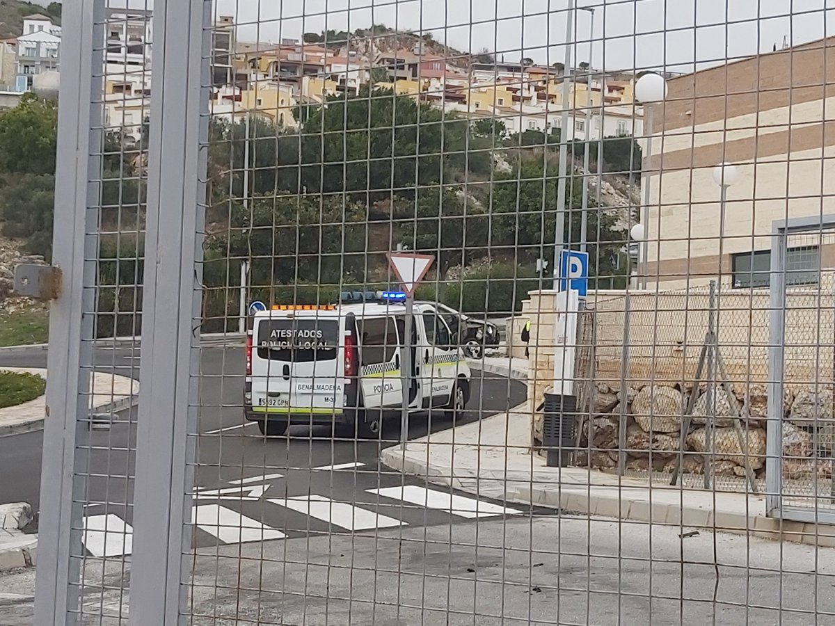 Jaansaspect's tweet photo. 🔴 ÚLTIMA HORA| Acabo de presenciar delante mía a la conserje de mi instituto empotrando su coche contra un muro, tras dar numerosos bandazos al chocar contra la valla del Carrefour. https://t.co/JCpnjuv7WM