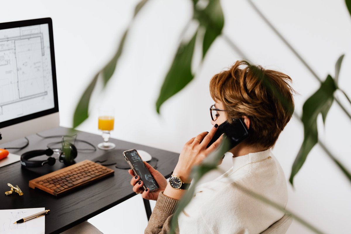 De moderne werkplek is niet meer je eigen bureau op kantoor. Je werkt vanuit huis, op locatie of onderweg. Komt je vaste zakelijke nummer ook direct binnen op je mobiel of heb je twee telefoons? Combineer je zakelijke vaste én mobiele nummer op één toestel cloudcontact.nl/product-overvi…
