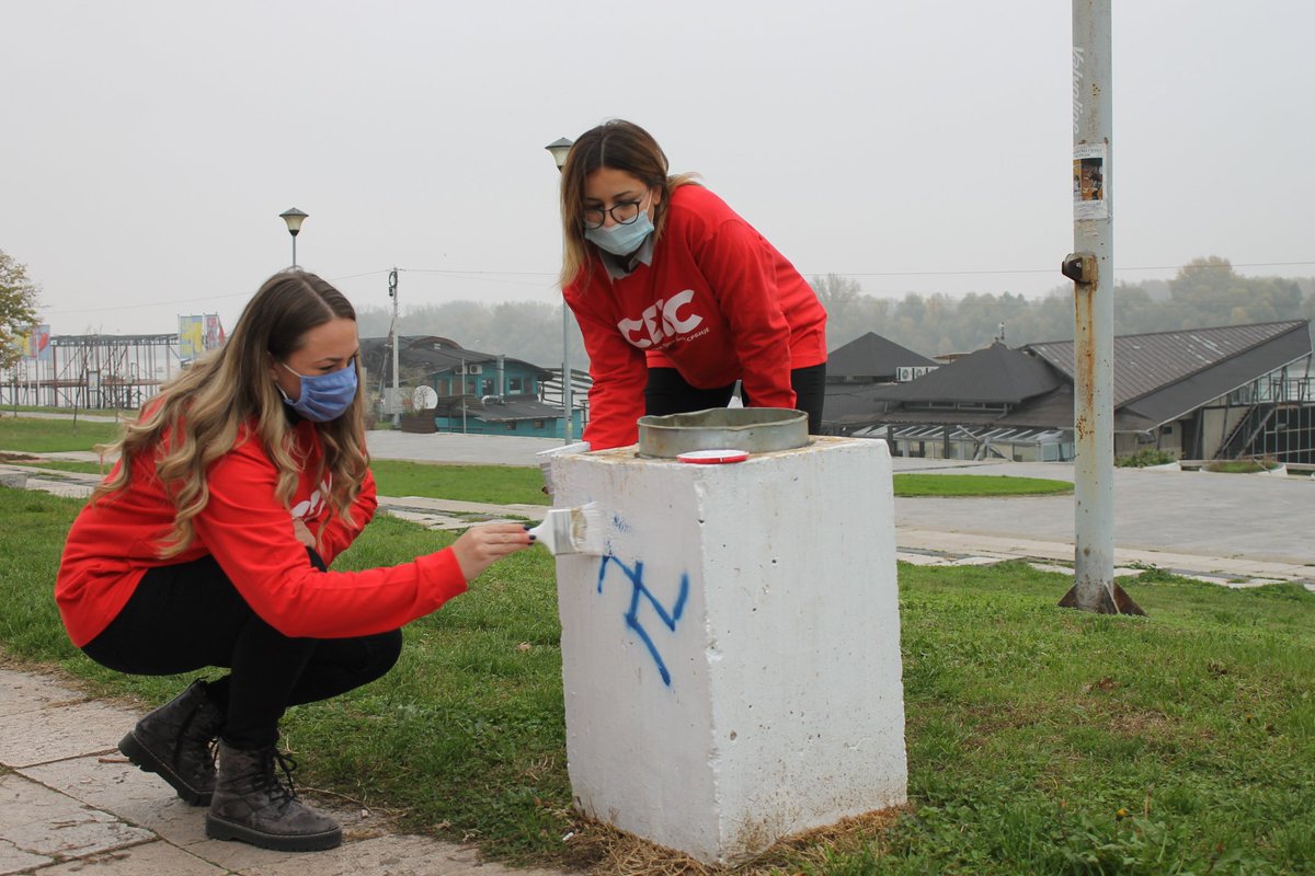MladiSPS's tweet photo. Na nekoliko lokacija u Zemunu jutros su osvanuli nacistički grafiti u obliku kukastog krsta koji je simbol stradanja miliona nedužnih ljudi. @MladiSPS danas je prekrečila grafite i ovim putem apeluje da se autori grafita pronađu i sankcionišu.
#socijalistiprotivfasizma https://t.co/d45Hms9g2M