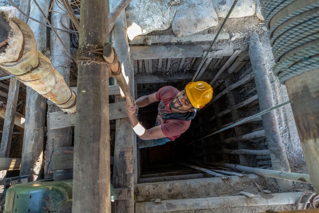 PunsiriGems's tweet photo. We endorse eco-friendly mining through artisan mines. Once these artisan mines reach 100, 200 meters, it converges with horizontal tunnels known as "dhona". These artisan mines are built with wood and leaves so that the safety and comfort is always maintained.
#gems #gemmining https://t.co/LUhN86Y0X3