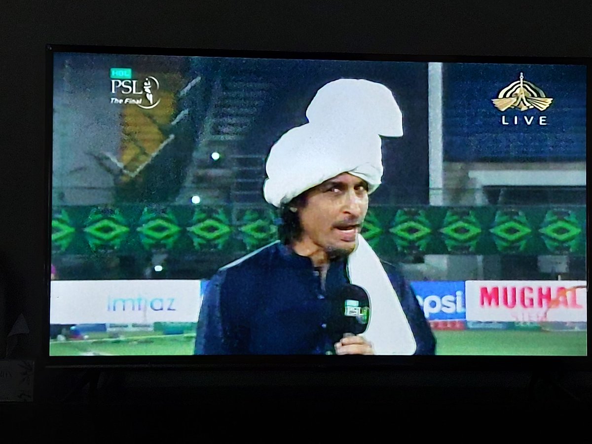 KhuramNavaz's tweet photo. Showing our cultural ethnic dress 
Now that is a level
#PSLFinal https://t.co/Eapu1KXDxD