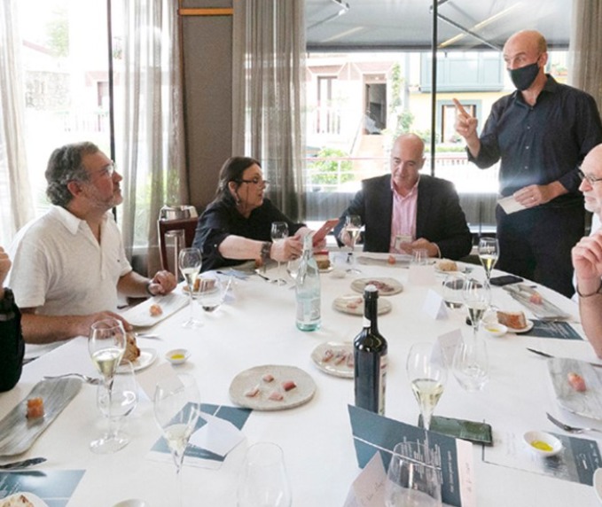 ssgastronomika's tweet photo. Aitor Arregi y el equipo de @Elkanojatetxea ofrecieron una comida oficial en San Sebastián Gastronomika donde el sabor del mar y la parrilla fueron protagonistas #ssg20 https://t.co/iiW1o08Mm9 https://t.co/vBeWmjlGKU