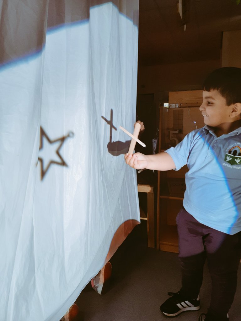 EYFSatStPhilips's tweet photo. As their fascination in shadows continues, the children use lollipop sticks to make shadow puppets. "Aeroplane!" Z "A shooting star!" Z @STPHILIPSCE @WeAreBDAT #aweandwonder #shadowplay https://t.co/0ymzg7mIdA