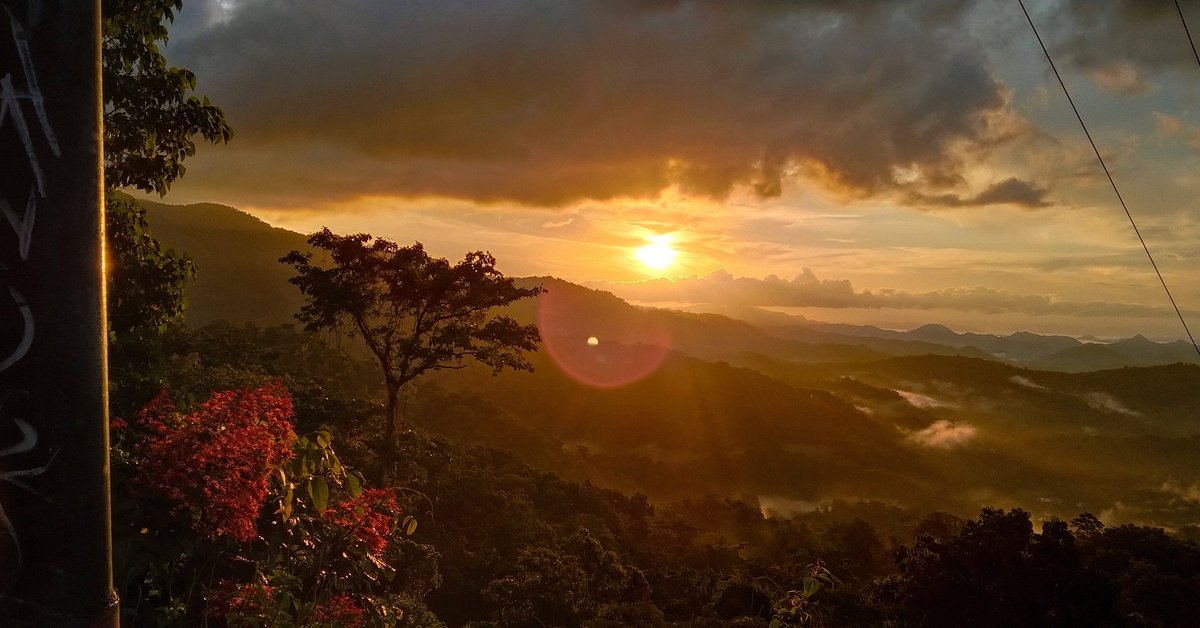 Senja di Labuan Bajo, Flores, disaksikan dari Puncak Watu Api, Melo, Minggu (15/11/2020)