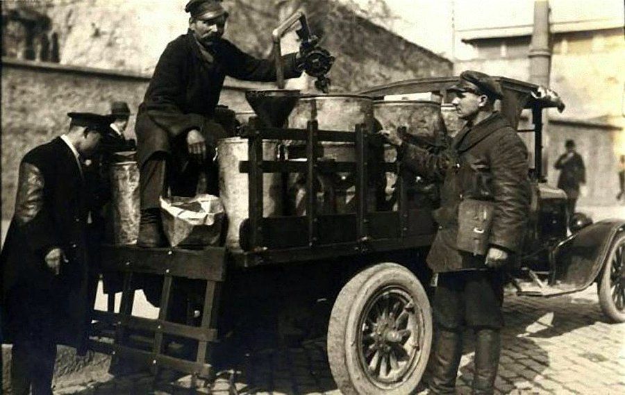 Rus şirketi Nephtesyndicat İstanbul'da bakkallara gaz yağı satışı yaparken. Yıl : 1928 Fotoğrafçı : N/A #DomatesYe #tarihifotoğraflar #tarihöğrt1923kont Not : Petrol ve Gaz Yağı hususunda ilk anlaşma 1891 de Rus Şirket 'Nakat Kasabyan Dolam Dandar' ile yapılmıştır.