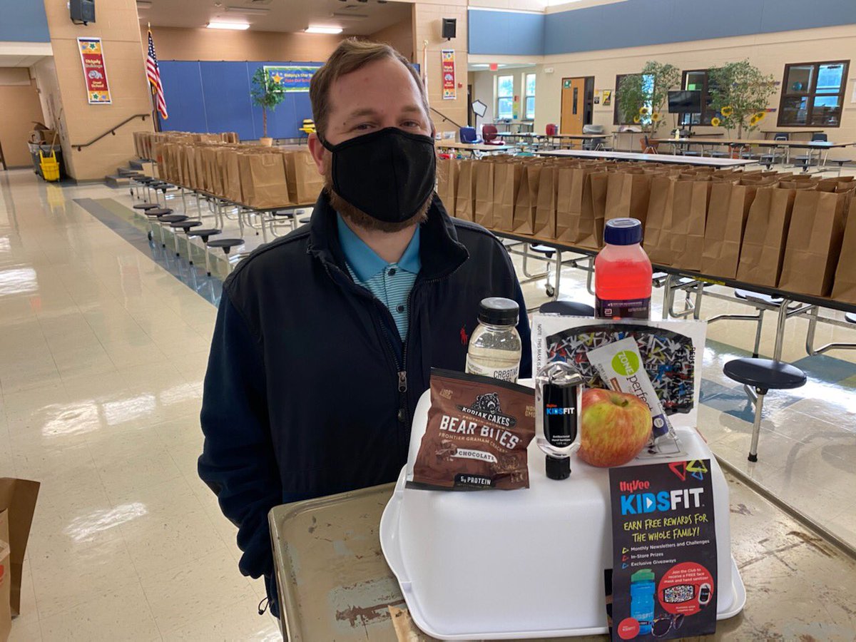 SPS186PE's tweet photo. @HyVee @HyVeeKidsFit The kids will be ready to pick up their wellness snacks tomorrow! #WellnessWeek https://t.co/Ux4Pgzjj4s