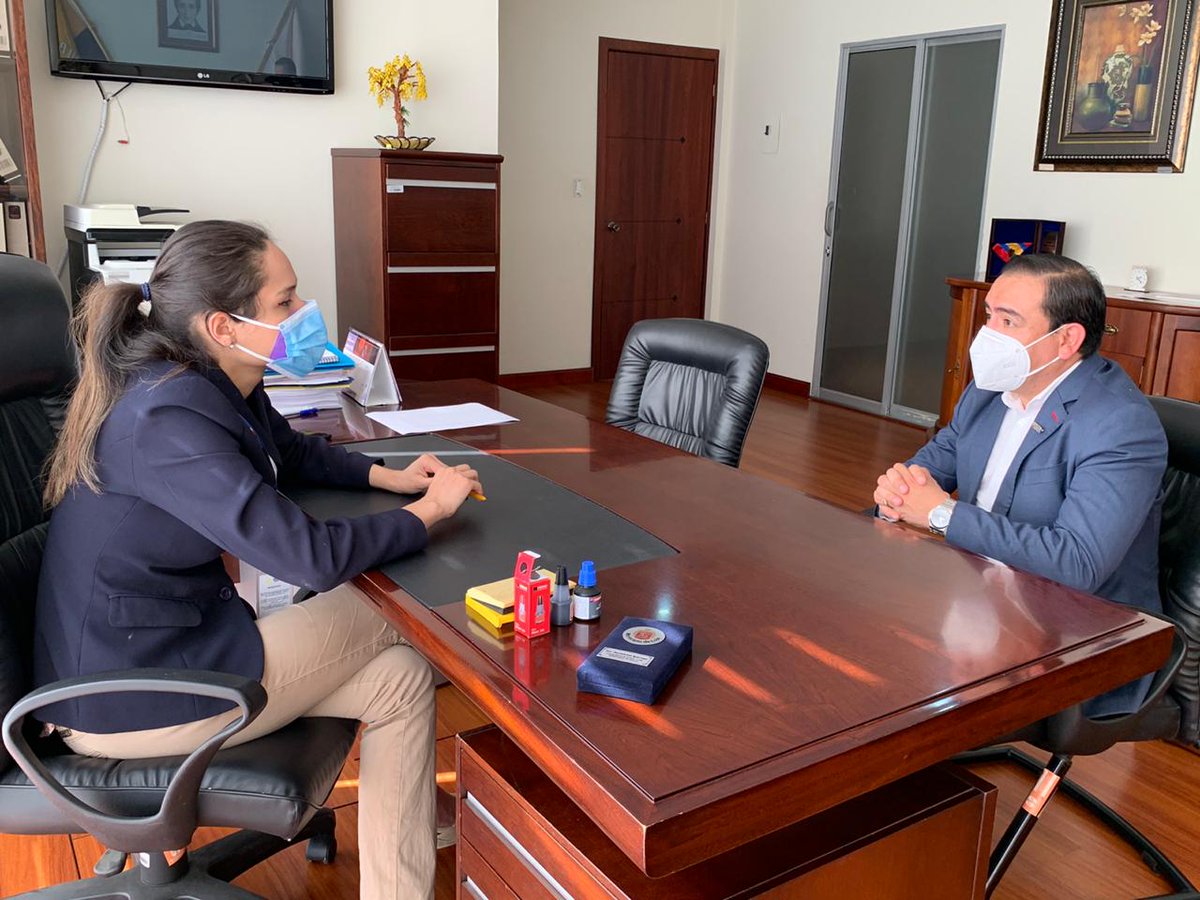 Acess_Ec's tweet photo. #Loja | Nuestro Director Zonal 7 @RobinFloresOf mantuvo reunión con @GabrielaLuzur13 Coordinadora Zonal @Salud_CZ7. Articulamos acciones interinstitucionales para fortalecer la prestación de servicios a través del Sistema Nacional de Salud. #ACESSTeAsesora https://t.co/LTfwxpmdmW