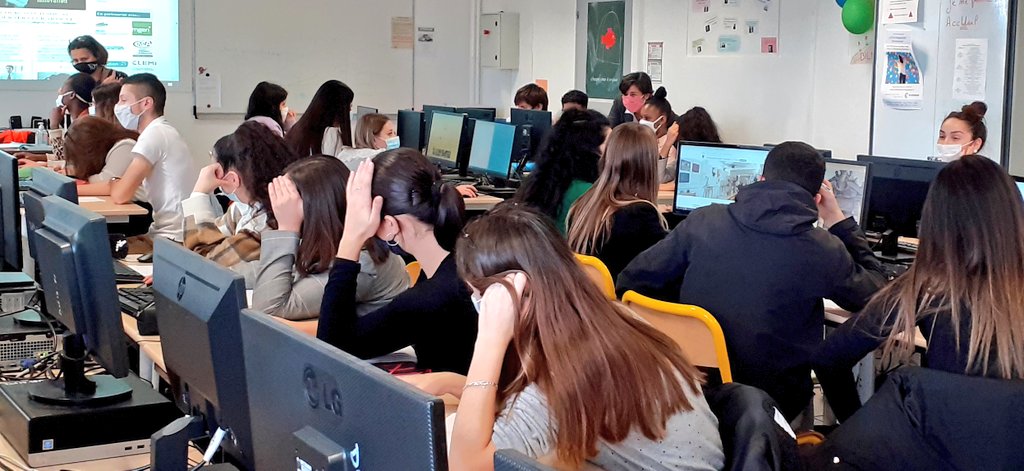 Valprof1's tweet photo. Lancement du concours "Entreprise à la une" en compagnie de @ClemiBesancon sur l'entreprise @UtinamBesancon ⌚
#officemanager #entrepriseàlaune #concours https://t.co/rnmdxDJAxp