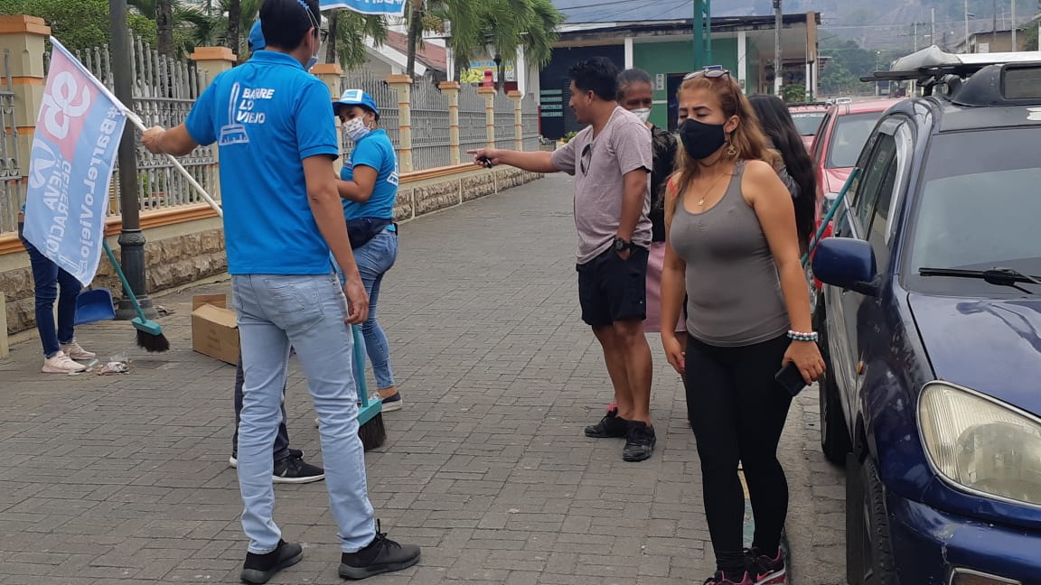 NGManabi's tweet photo. A #24deMayo llegó la campaña cívica de "barrer" la corrupción.
Nuestros candidatos compartieron el mensaje con los ciudadanos y participaron en una minga en el parque Central. https://t.co/zxjTIyAoku