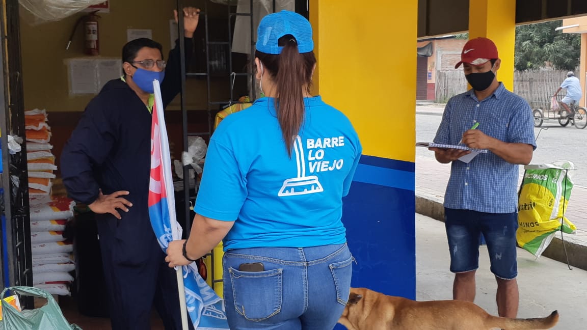 NGManabi's tweet photo. A #24deMayo llegó la campaña cívica de "barrer" la corrupción.
Nuestros candidatos compartieron el mensaje con los ciudadanos y participaron en una minga en el parque Central. https://t.co/zxjTIyAoku