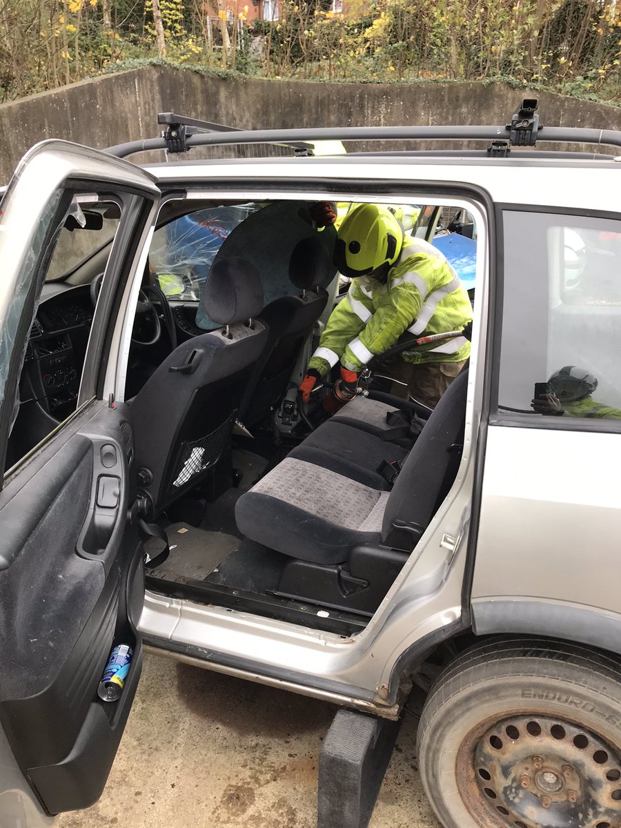 WMFSSmethwick's tweet photo. #RoadSafetyWeek2020
White Watch training for when you need us on the road network.
RTC techniques - βb post ripβ
#firefighterdevelopment
@WestMidsFire https://t.co/VDQ0VYcwpX