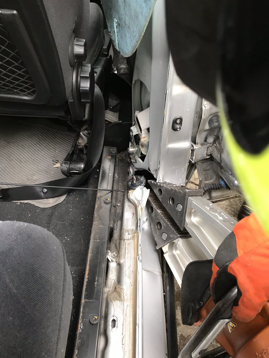 WMFSSmethwick's tweet photo. #RoadSafetyWeek2020
White Watch training for when you need us on the road network.
RTC techniques - βb post ripβ
#firefighterdevelopment
@WestMidsFire https://t.co/VDQ0VYcwpX