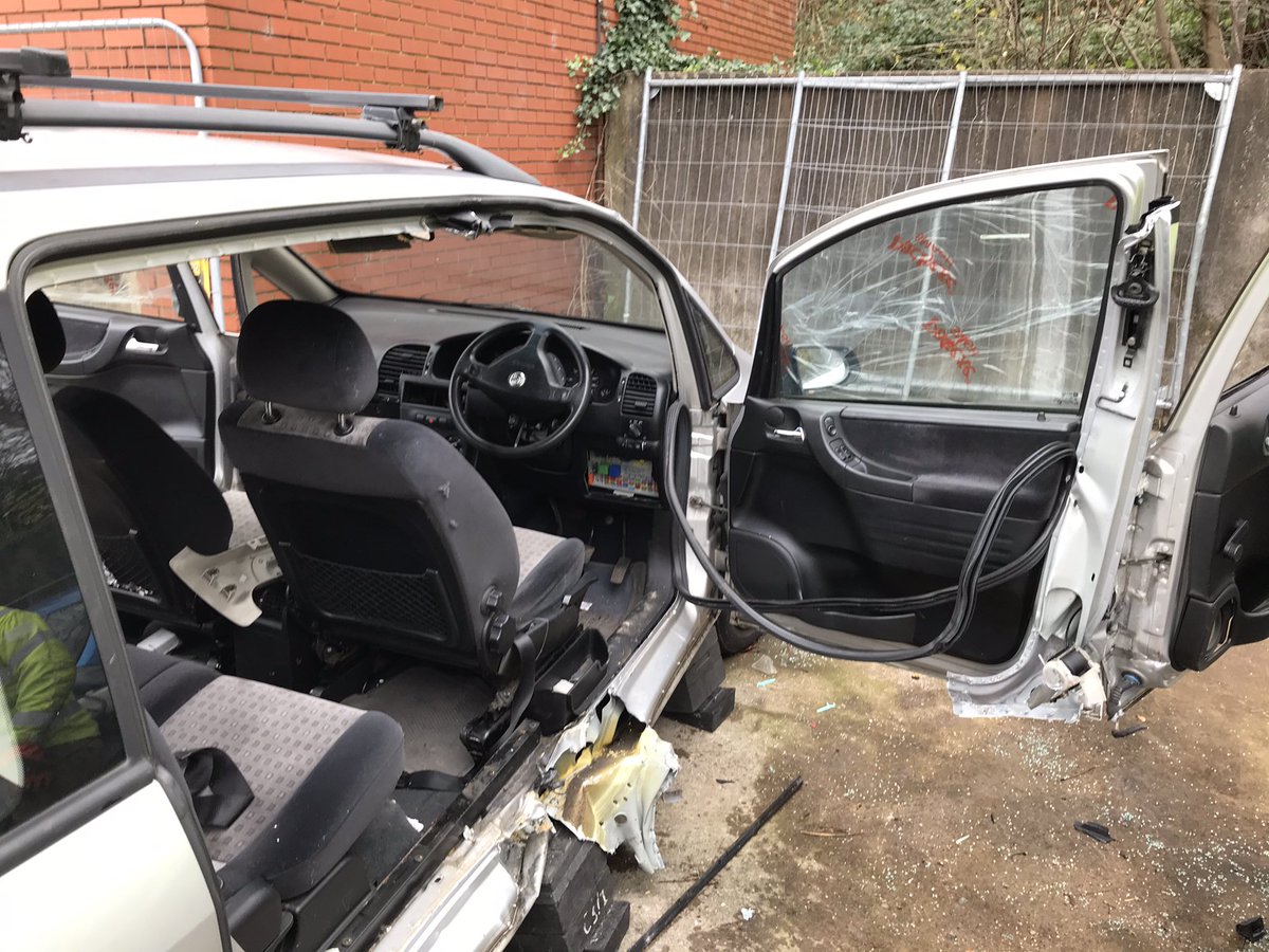 WMFSSmethwick's tweet photo. #RoadSafetyWeek2020
White Watch training for when you need us on the road network.
RTC techniques - βb post ripβ
#firefighterdevelopment
@WestMidsFire https://t.co/VDQ0VYcwpX