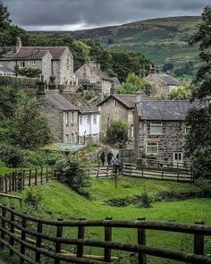 llyanska's tweet photo. ENGLANDS Green and pleasant land ... 

  PROTECT YOUR HISTORY 

             AND HERITAGE 

         FELLOW PATRIOTS 

 They are trying to make it an illegal offence and PAINTING over OUR HISTORY &amp; HERITAGE!  ❌NO WAY❌ https://t.co/x9IJvu76BN
