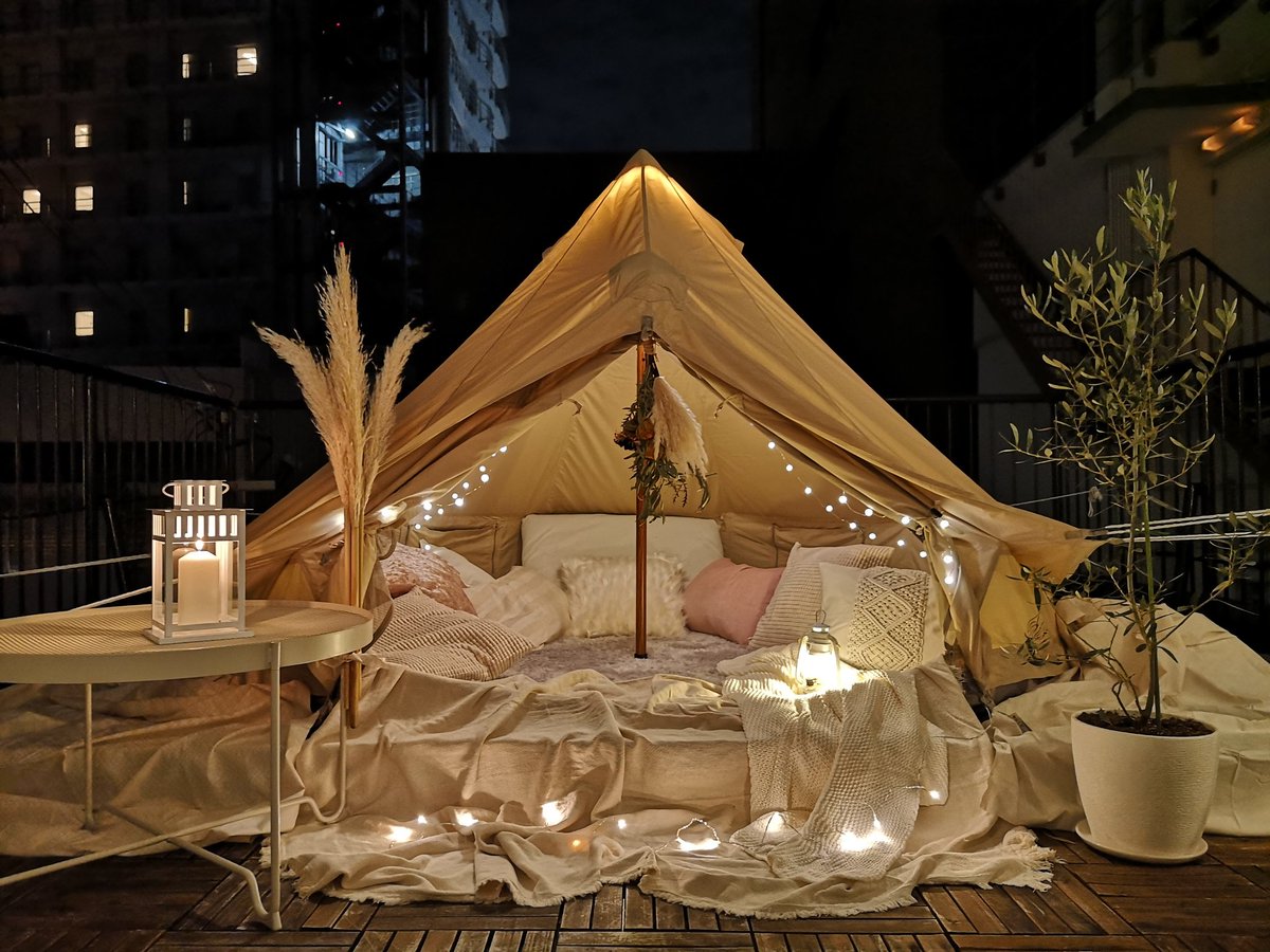 ナデシコちゃん ゲストハウス神戸なでしこ屋 屋上グランピングのテント完成 テントの中では冷気がシャットされるうえ ふわっふわのラグとホットカーペットでとっても暖かいです 自分で作るスパイスの効いたホットワインを飲みながら旅気分を味わえ
