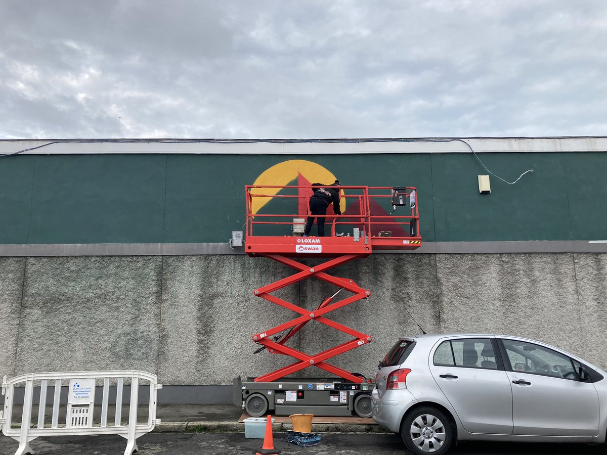 dublincomicarts's tweet photo. Pleasant surprise walking through Stoneybatter and finding @hollypereira81 painting a new mural! Canโt wait to see it when itโs done! https://t.co/taSFcFpEeO