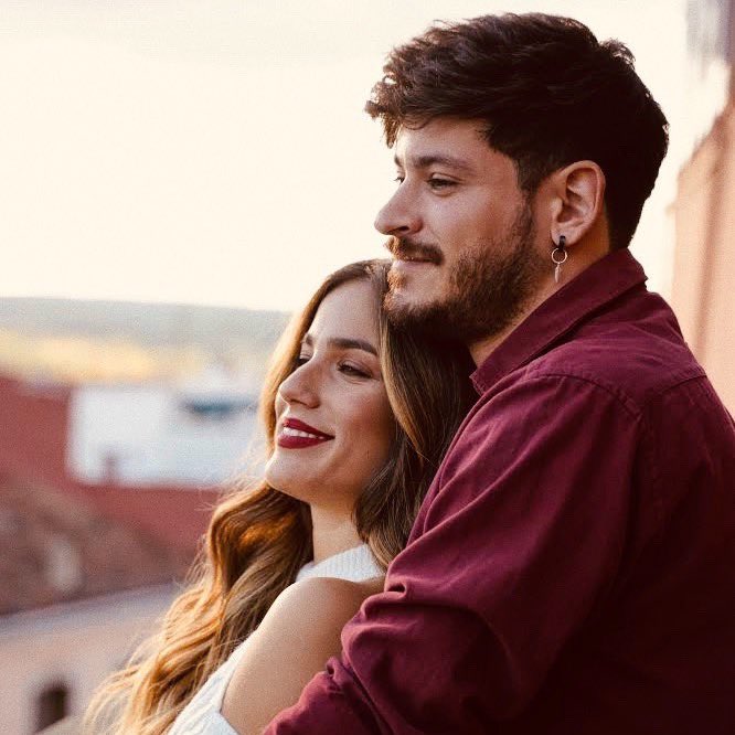 Top50Oficial's tweet photo. Cepeda (@cepedaoficial) y Julia Medina (@itsjuliamedina) han compartido fotos juntos. ¿Estamos cerca de una colaboración entre ambos artistas? 👀 https://t.co/euzBL9sFIq