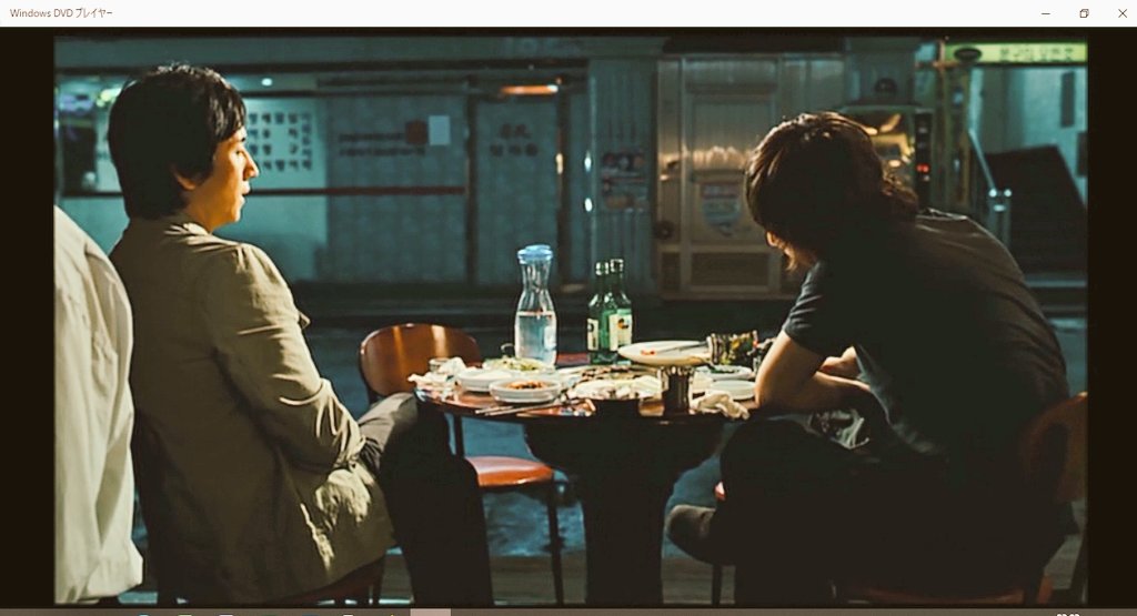 TokyoMontparnas's tweet photo. 『俺たちの街』猟奇的殺人は見ているだけで辛いけど、マンソクさん演じるギョンジュをひたすら追い続けました。チョルガンから感じた狂気と哀しさをギョンジュからも。彼を救うことはできなかったのか。何事も無かったかのように街は動いていきます。
そして不時着リさんのお父さまにまた会えた💓 https://t.co/iqrrTGJxuY