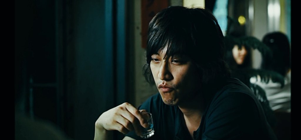 TokyoMontparnas's tweet photo. 『俺たちの街』猟奇的殺人は見ているだけで辛いけど、マンソクさん演じるギョンジュをひたすら追い続けました。チョルガンから感じた狂気と哀しさをギョンジュからも。彼を救うことはできなかったのか。何事も無かったかのように街は動いていきます。
そして不時着リさんのお父さまにまた会えた💓 https://t.co/iqrrTGJxuY