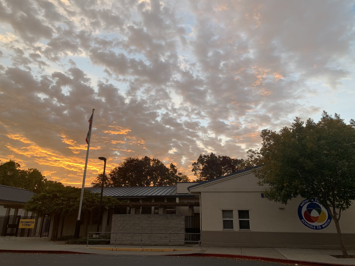 kjobb7's tweet photo. What a gorgeous sunrise over EHMS this morning! Have a beautiful day Bobcats! ๐๐#ehbobcatpride #ourconnectionisstrong https://t.co/142u34j5H4