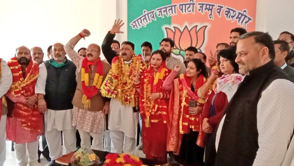 YudhvirSethiBJP's tweet image. KATHUA:
#PAGD struggling to regain lost power in #JammuAndKashmir. People’s Alliance of Gupkar Declaration (PAGD) misleading the people of J &amp;amp; K,#PAGD is an alliance of opportunist’s political parties which are struggling to regain the lost power in J&amp;amp;K.
@tarunchughbjp