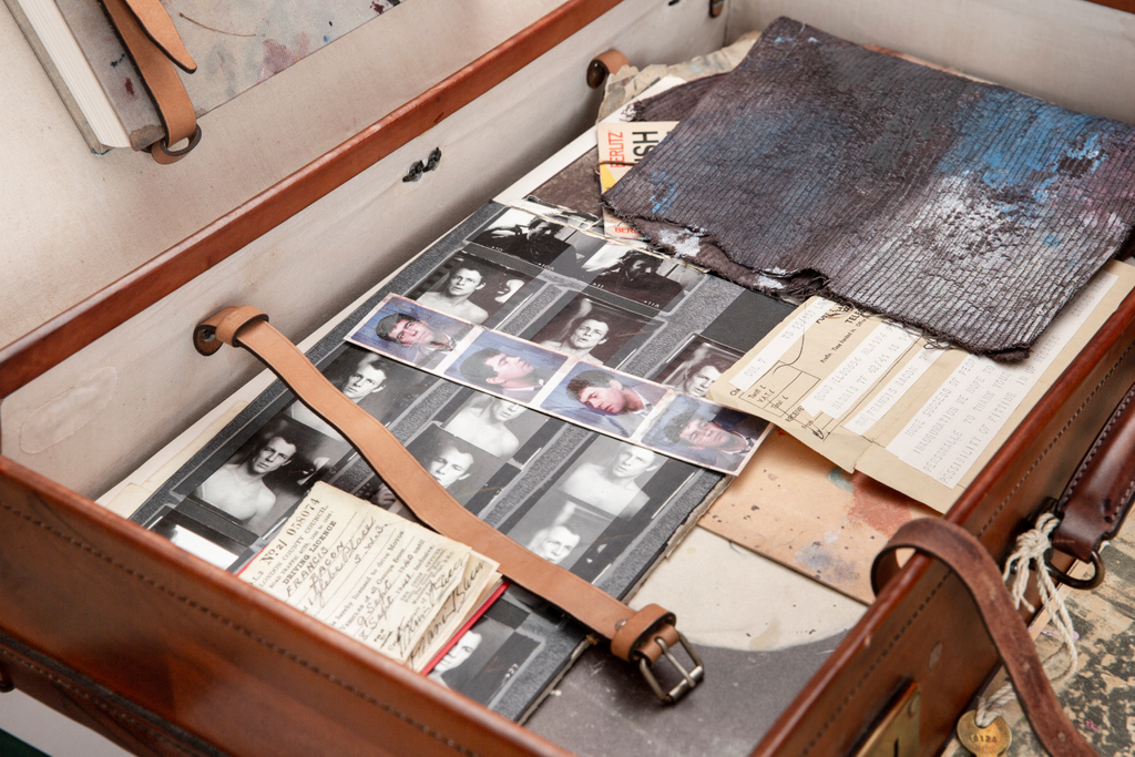 Ivorypress's tweet photo. Francis Bacon. 'Detritus', 2006. Edition of 25 plus one prototype.
https://t.co/HsKod7s3P3
#IvorypressCollection #FrancisBacon #Detritus #ArtistsBook #Ivorypress https://t.co/L2uILslEpq