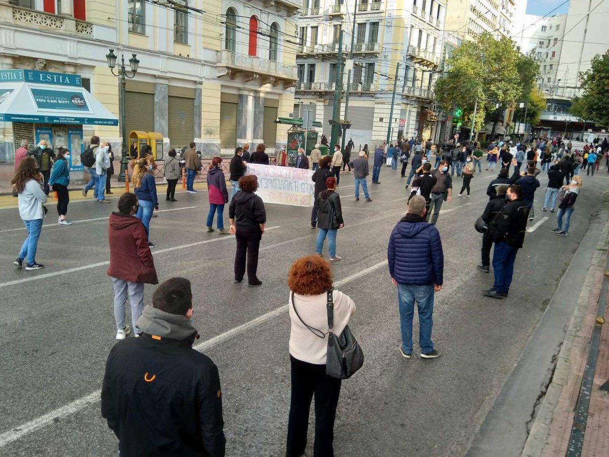 Teletubbie_S's tweet photo. 1st photo: demonstrators following the protection measures against #Covid_19. 2nd photo: demonstrators kept by the Greek police under unsafe conditions - after prosecution for not following safety instructions...
State hypocrisy #Athens #Greece #17novembre #polytechnio https://t.co/BASAnIImnO