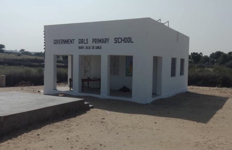 AnamRathor's tweet photo. So happy to tweet that our campaign ‘Solar for Her’ which raises funds to put solar panels in girls schools in off-grid remote Pakistan, just finished its 9th School.

We solar powered Government Girls Primary School, District Mithi in Sindh. https://t.co/rn0sOlaWrx