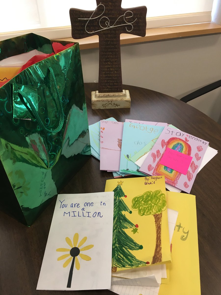HRBurlington's tweet photo. Sending our love to Seniors! ❤️ Well done HR students! Thank you Fr. Martin and Mrs. Edmondstone for this outreach initiative 🙏🏻@HCDSB⁩ ⁦@hrosarychurch⁩ https://t.co/77qXenfOCK