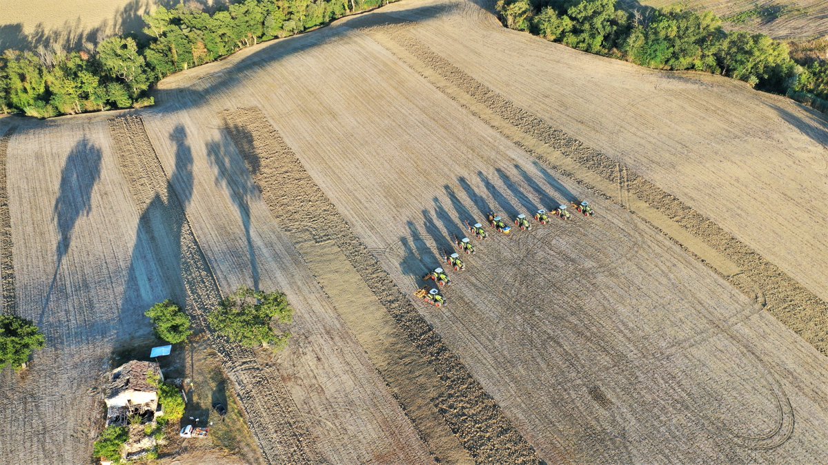 CLAAS_Italia's tweet photo. Tutto possiamo fare e dire, ma l'emozione di provare un trattore in campo non ha uguali. Aspettando giorni migliori.. #axion #claas #claasfamily #tour #cimanchi #agricoltura https://t.co/IkrEIFJ2pY